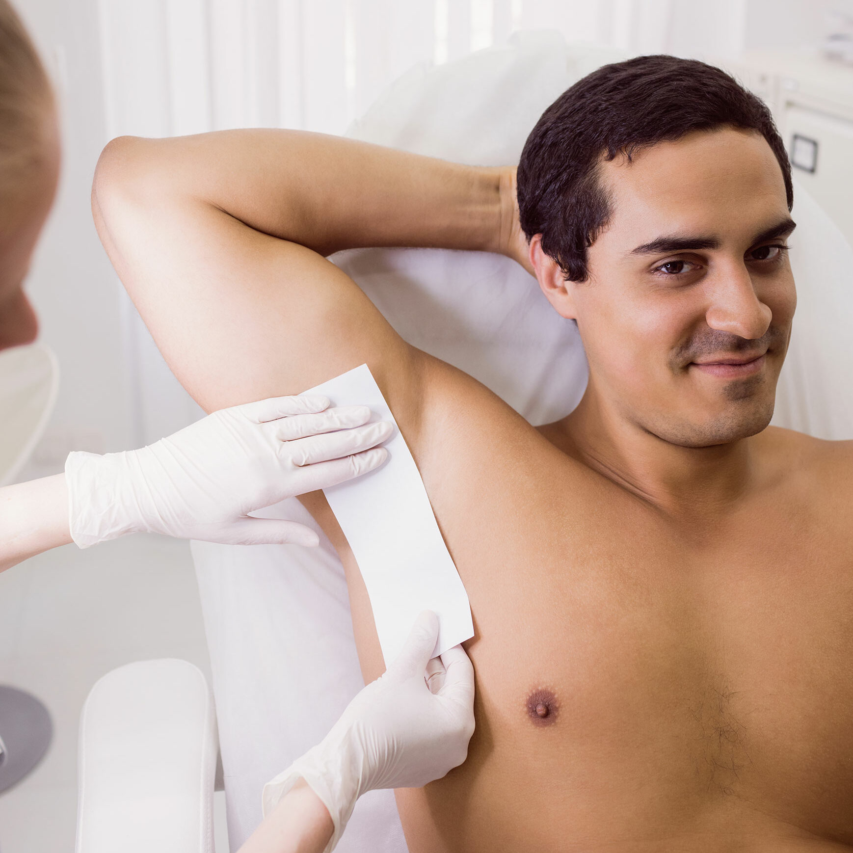 Épilation homme à la cire chaude