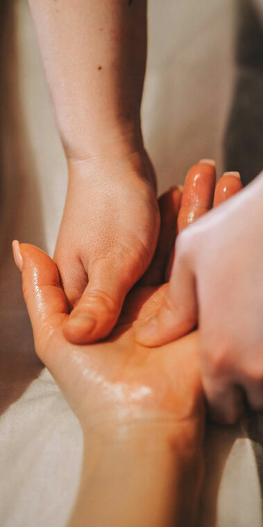 Massage des mains à l'huile