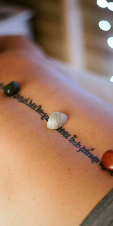 Massage chinois avec des pierres